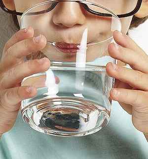 Ребёнок пьёт чистую воду с стакана